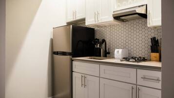 Coffee/tea maker, cookware/dishes/utensils