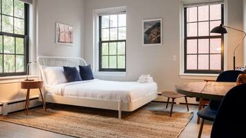 Desk, iron/ironing board, WiFi, bed sheets