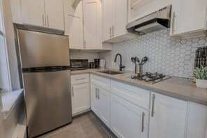 Fridge, microwave, oven, stovetop - Stunning Back Bay Studio Apartment (Boston)