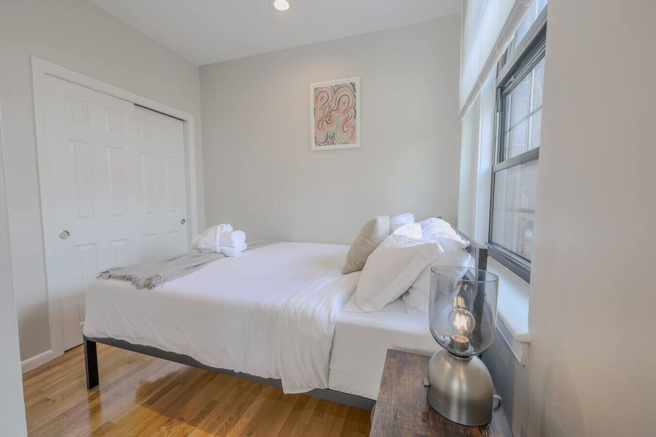 Desk, iron/ironing board, WiFi, bed sheets