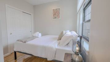 Desk, iron/ironing board, WiFi, bed sheets