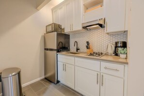 Kühlschrank, Mikrowelle, Herdplatte, Wasserkocher mit Kaffee-/Teezubehör