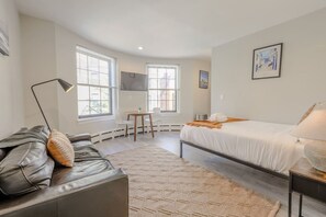 Iron/ironing board, WiFi, bed sheets - Sleek Studio Apartment in the South End (Boston)