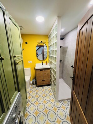 Shower, hair dryer, towels, soap - Spectacular 3-Bedroom House Downtown with Unbeatable Views over Granada. (Granada)