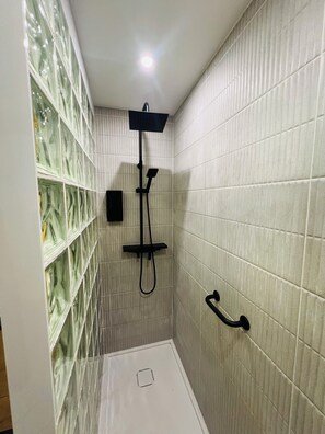 Douche, sèche-cheveux, serviettes fournies, savon