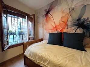 3 bedrooms, free WiFi, bed sheets - Spectacular 3-Bedroom House Downtown with Unbeatable Views over Granada. (Granada)