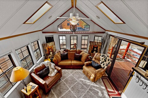 Heavenly Hideaway, Charming and quiet backing up to National Forest