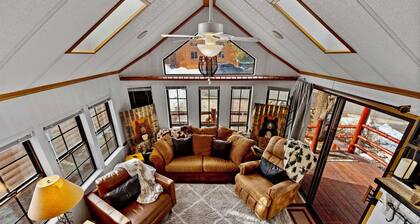 Heavenly Hideaway, Charming and quiet backing up to National Forest