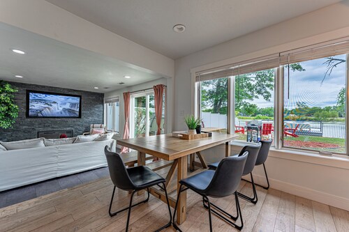 Relaxing Riverside Stay w HotTub