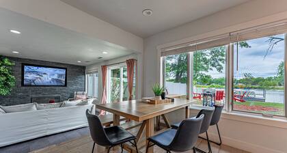 Relaxing Riverside Stay w HotTub