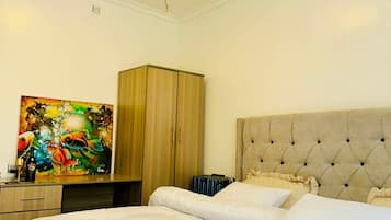 Appartement Supérieur, balcon, vue plage | Coffres-forts dans les chambres, bureau, rideaux occultants