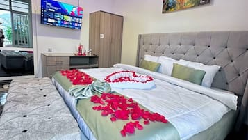 Superior-Apartment, Balkon, Strandblick | Zimmersafe, Schreibtisch, Verdunkelungsvorhänge, schallisolierte Zimmer