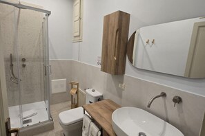 Douche, serviettes fournies, shampoing