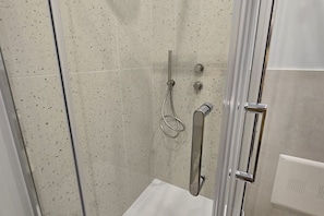 Shower, towels, shampoo