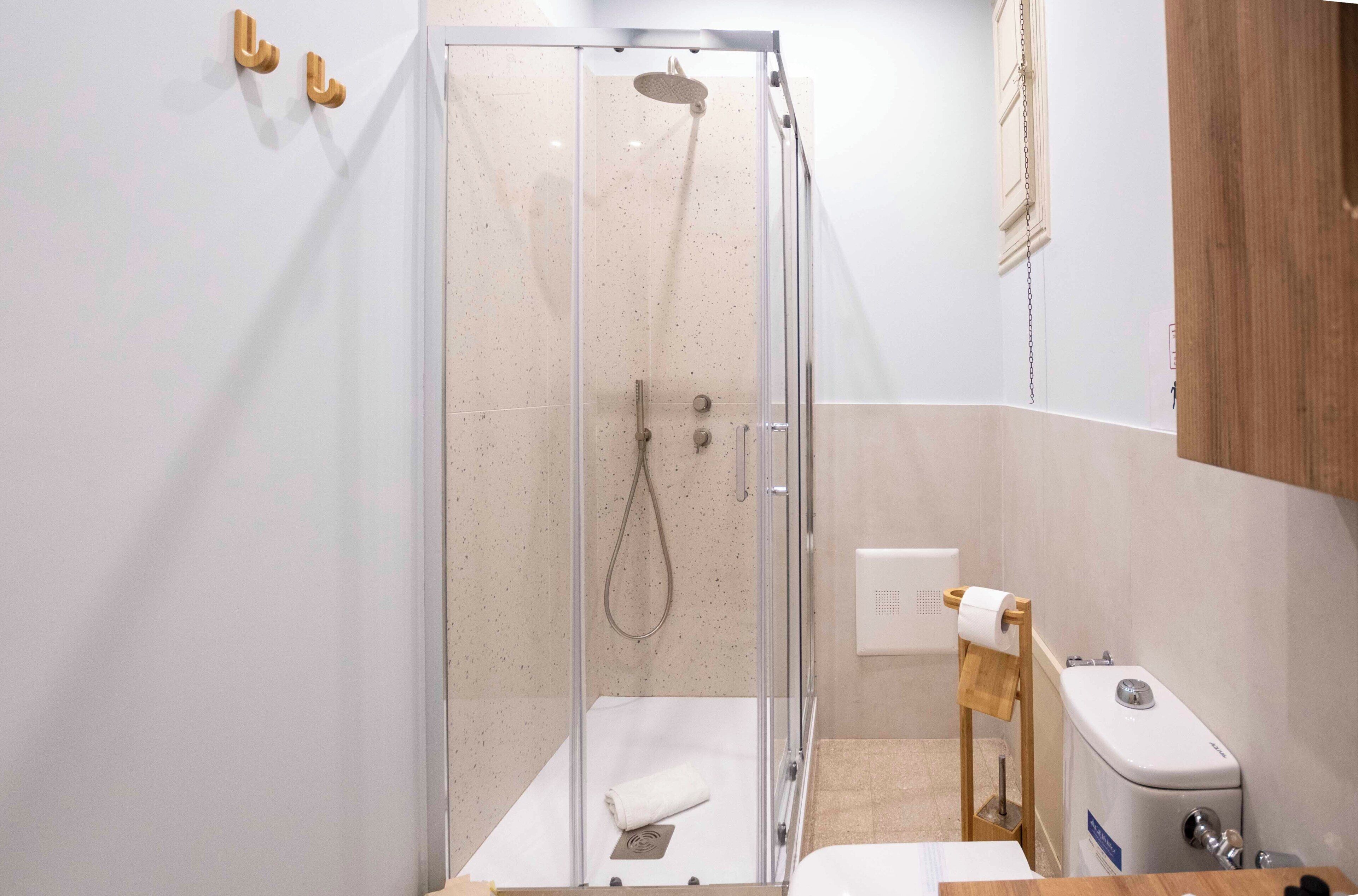 Shower, towels, shampoo