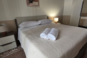 Värdeförvaringsskåp på rummet och strykjärn/strykbräda