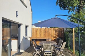 Outdoor dining - Maison Golfe du Morbihan - Comfort and relaxation just a stone's throw from the beach (Saint-Armel)