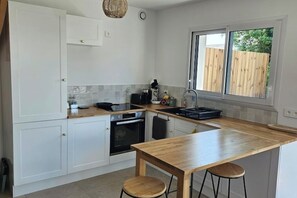 Fridge, oven, stovetop, dishwasher - Maison Golfe du Morbihan - Comfort and relaxation just a stone's throw from the beach (Saint-Armel)