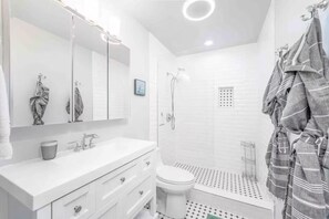 Shower, hair dryer, towels, soap - Cheerful Central District Duplex (Seattle)