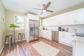 Fridge, ice maker - Cozy Central District Retreat (Seattle)