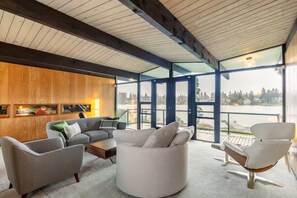 Living area - Seattle Lake Front Oasis (SeaTac)