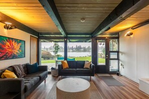 Living area - Seattle Lake Front Oasis (SeaTac)