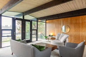 Living area - Seattle Lake Front Oasis (SeaTac)