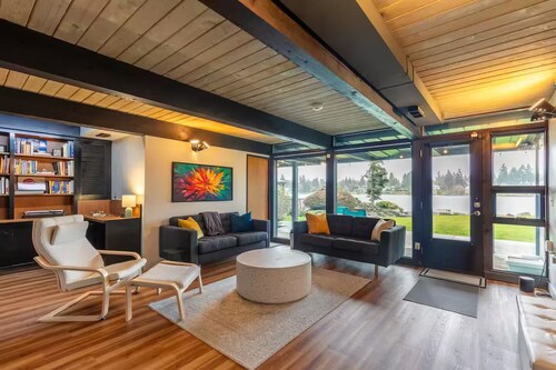 Seattle Lake Front Oasis