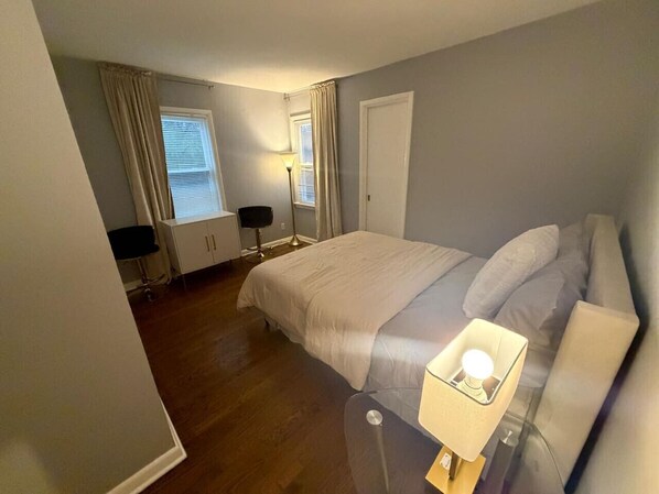 Desk, iron/ironing board, travel cot, WiFi - TheCreekHouse: 5BR Sanctuary w/ Sunroom & Games (Rockford)