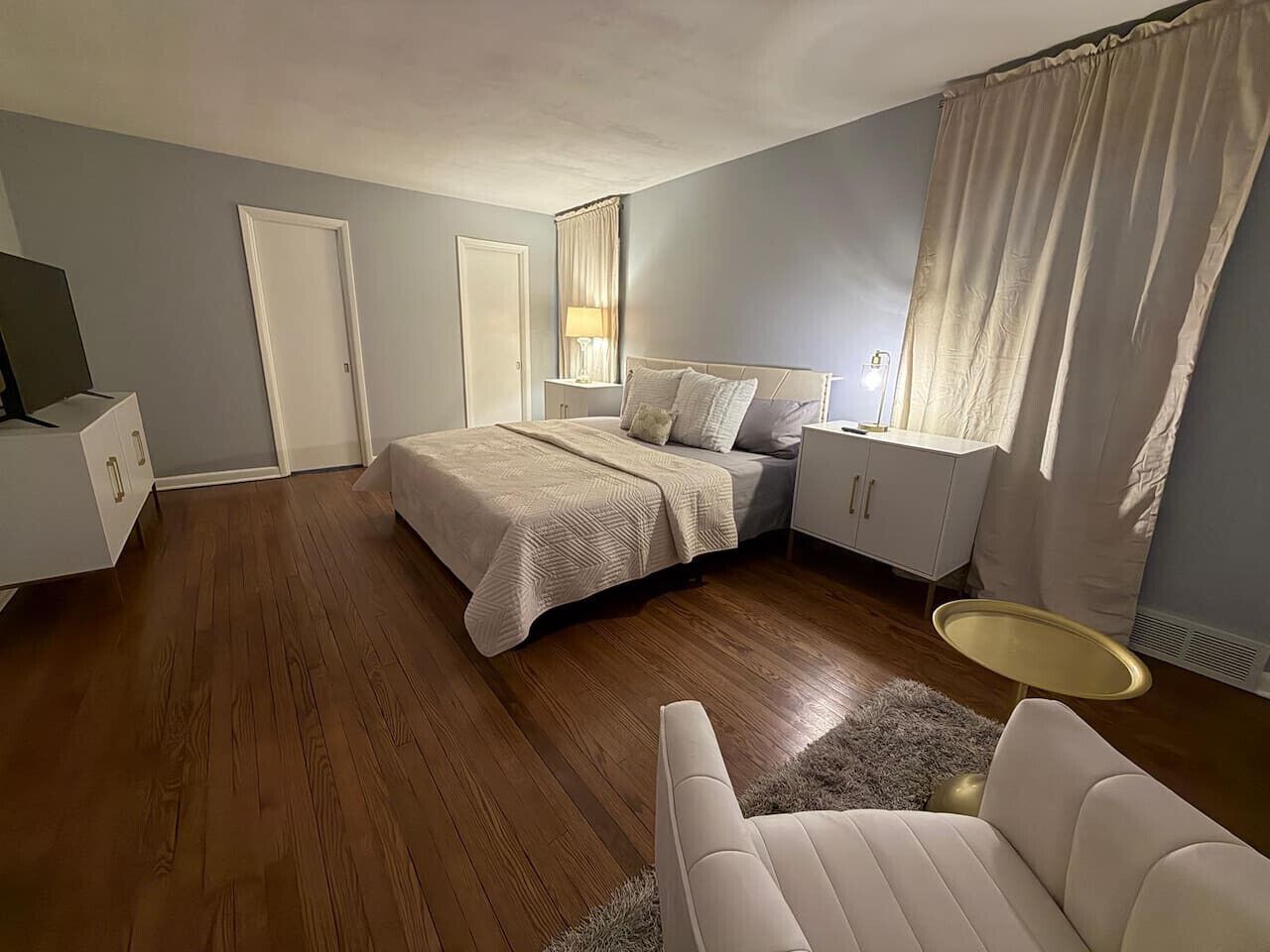 Desk, iron/ironing board, travel crib, WiFi