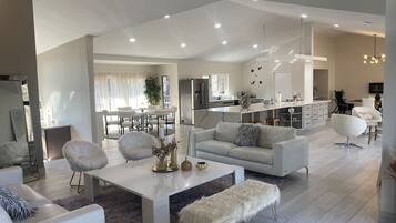 Televisión, chimenea y estéreo