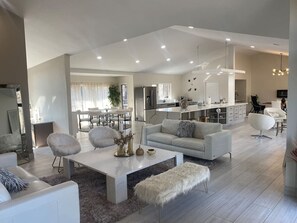 Televisión, chimenea y estéreo 