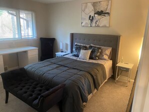 Escriptori, planxa i posts de planxar, wifi i roba de llit 