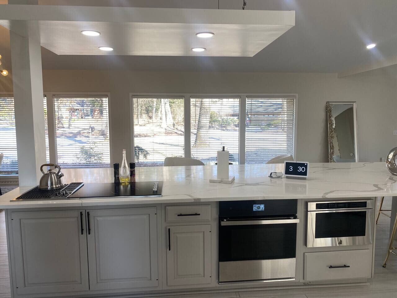 Een koelkast, een microgolfoven, een kookplaat, een vaatwasser