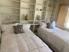 Desk, iron/ironing board, WiFi, bed sheets - Stylish 3BD w/ firepit & big backyard TV Room (Rockford)