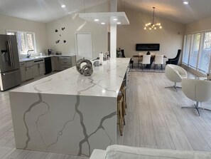 Interior - Stylish 3BD w/ firepit & big backyard TV Room (Rockford)