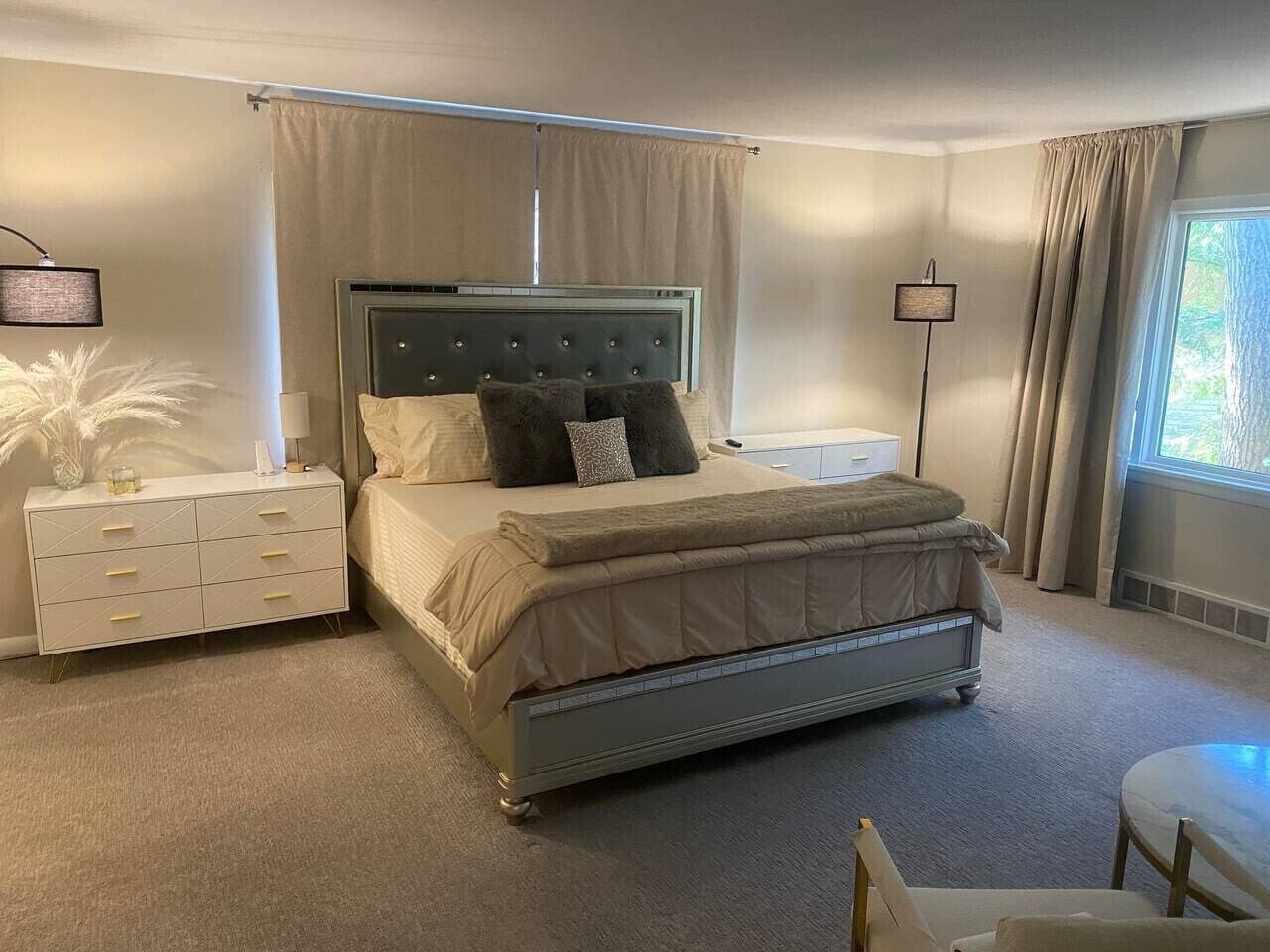 Desk, iron/ironing board, WiFi, bed sheets