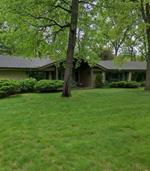 Exterior - Stylish 3BD w/ firepit & big backyard TV Room (Rockford)