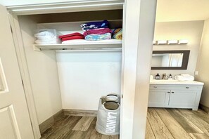Interior - Serene 1-bedroom cabin with AC in beautiful Page (Page)