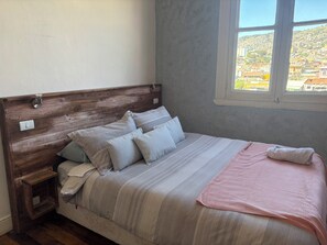 8 bedrooms, WiFi, bed sheets