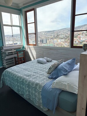 8 bedrooms, WiFi, bed sheets - BbCastita Yellow, Lodging in Valparaiso Chile (Valparaíso)