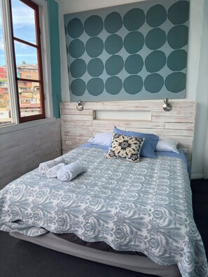 8 bedrooms, WiFi, bed sheets