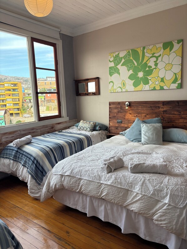 8 bedrooms, WiFi, bed sheets - BbCastita Yellow, Lodging in Valparaiso Chile (Valparaíso)