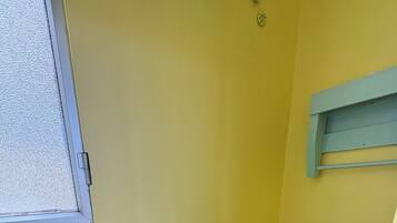 Hiustenkuivaaja, pyyhkeet, saippua, vessapaperi