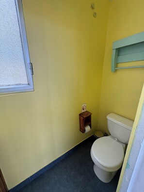 Hair dryer, towels, soap, toilet paper - BbCastita Yellow, Lodging in Valparaiso Chile (Valparaíso)