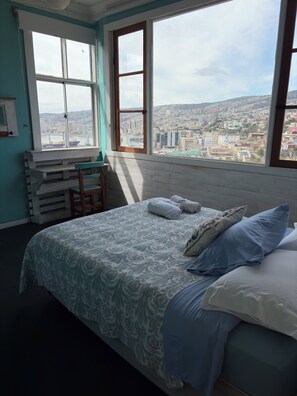 8 bedrooms, WiFi, bed sheets