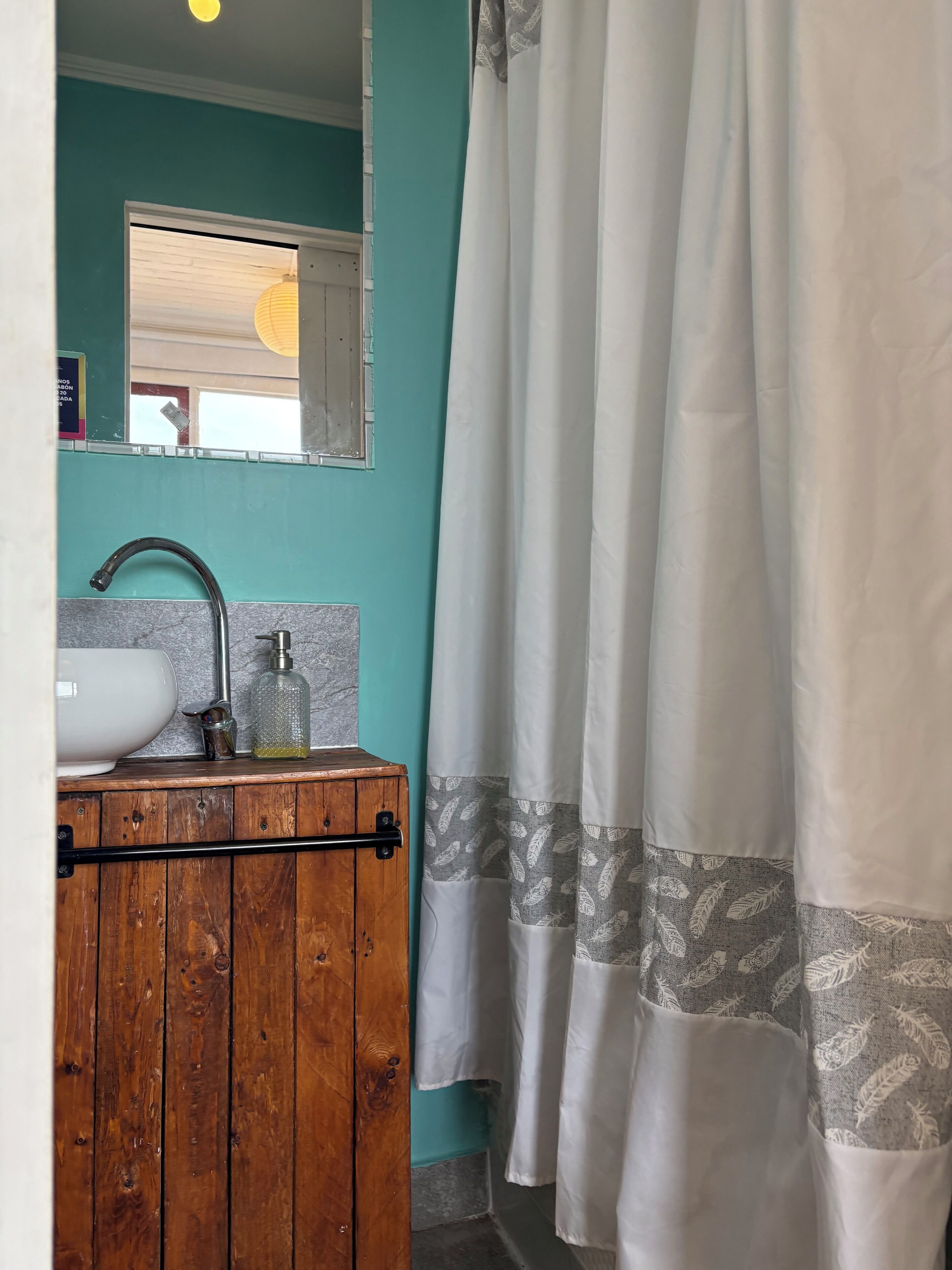 Secador de pelo, toallas, jabón y papel higiénico