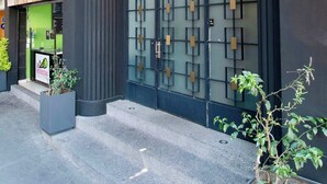 Un edifici amb el número 506 a la façana, disseny modern amb motius geomètrics, i una petita zona d'entrada amb escales.
