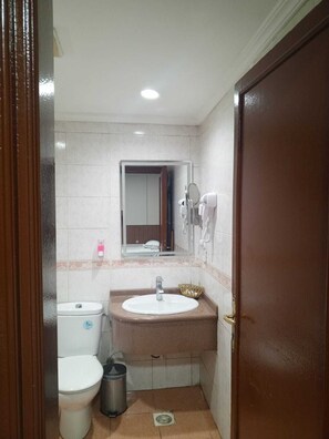 Combined shower/bathtub, hair dryer, soap, shampoo -  Hotel luluatِ Al Azhar Makkah (Makkah)