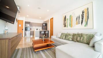 Condo Deluxe | Área de sala de estar | Televisión de 50 pulgadas con canales digitales